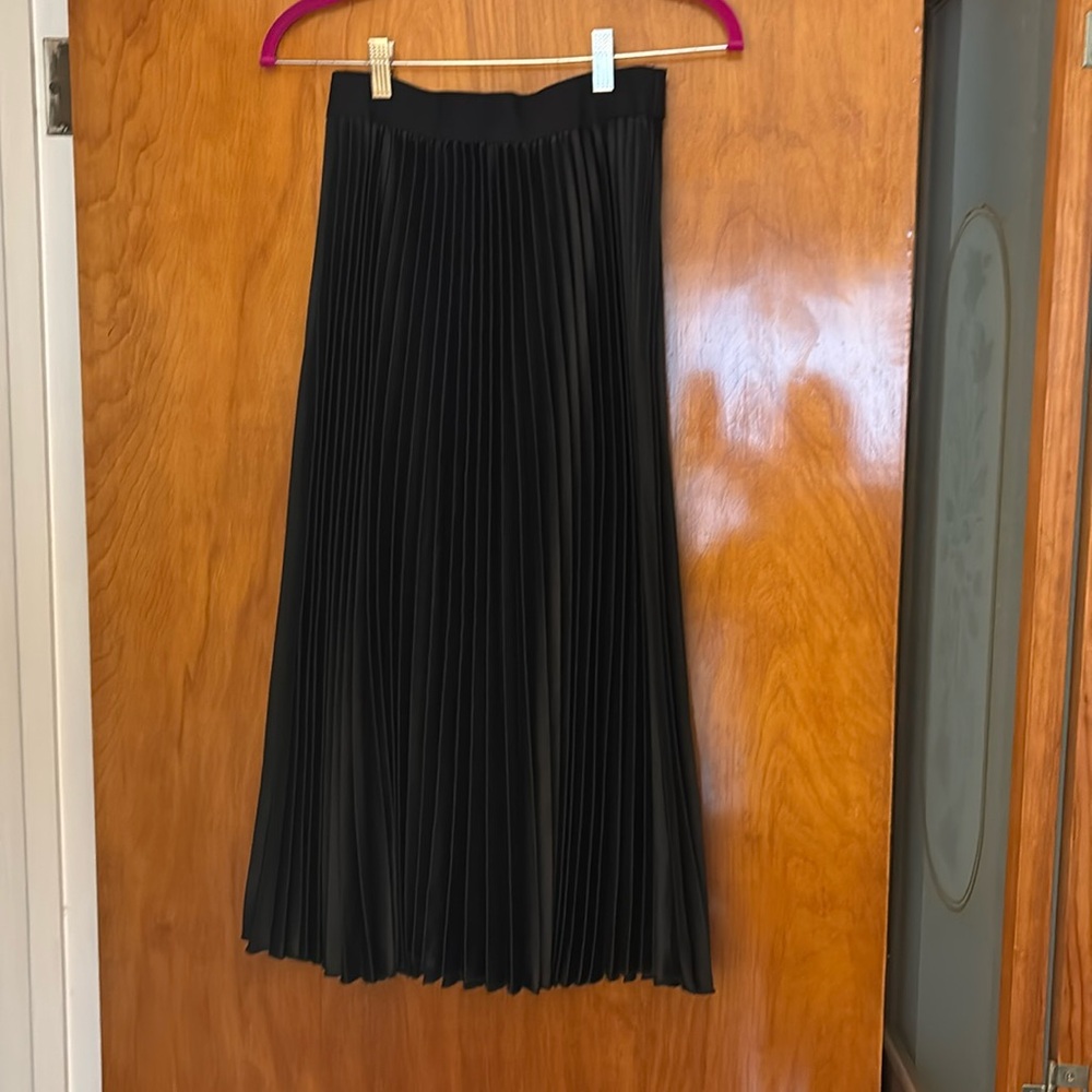 Black pleated skirt